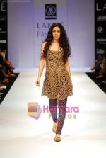 Model walks the ramp for Rehane Show at Lakme Winter fashion week day 4 on 20th Sept 2010 (9).JPG